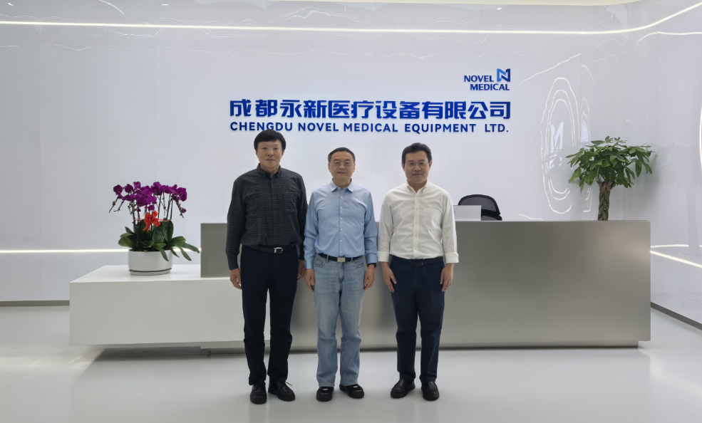 1745571709636671.png 黃鋼會長、李亞明理事長參觀永新醫療.png